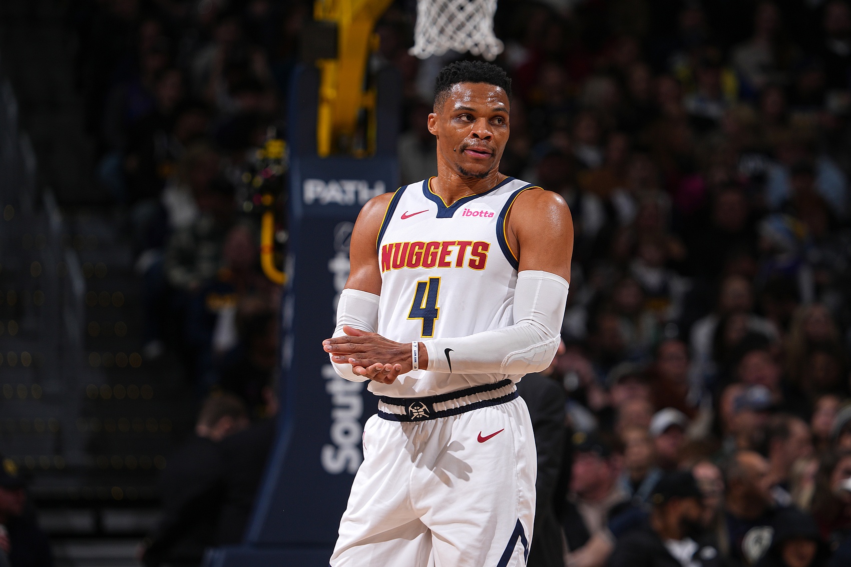 NBA：独行侠击败雄鹿 东契奇全场三双（NBA：独行侠力克雄鹿，东契奇轰下三双）