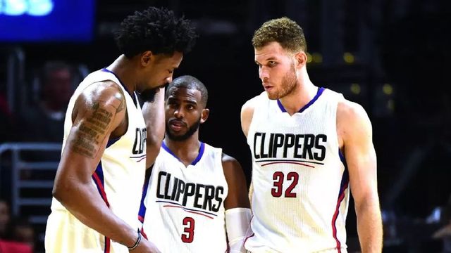 教练公开怒喷裁判，记者会炸裂（教练当众痛斥裁判，记者会火药味十足）