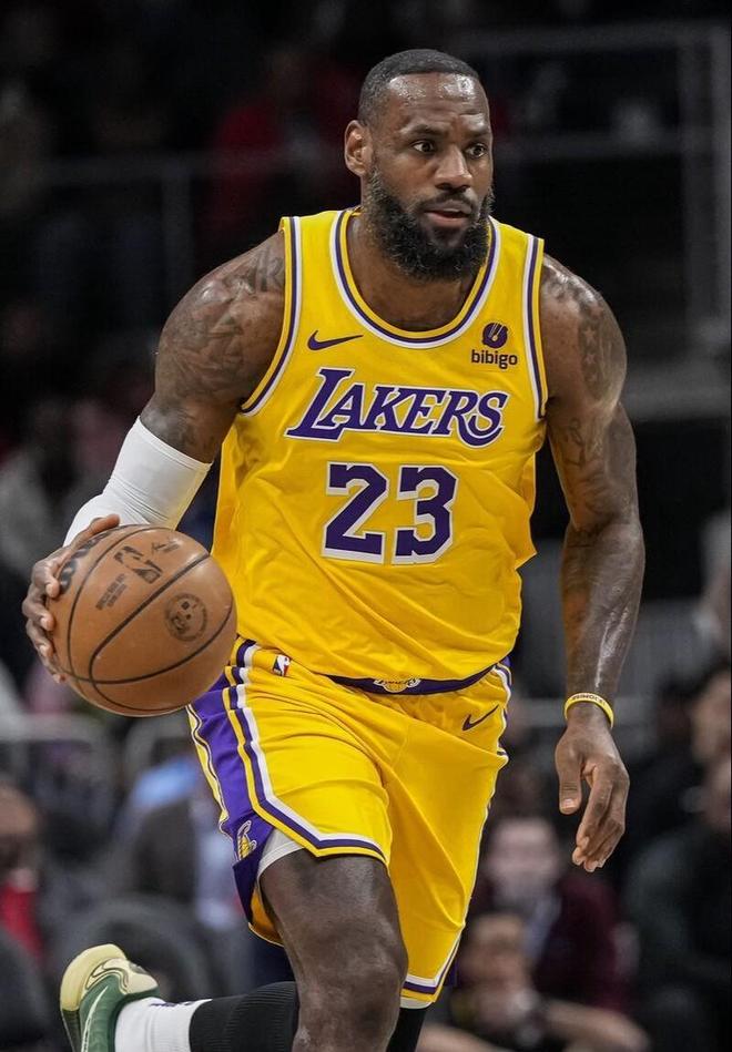 补时阶段两黄变一红，皇马后卫卡雷拉斯职业生涯首次被罚下（补时两黄累积成红牌，皇马后卫卡雷拉斯生涯首度被逐）