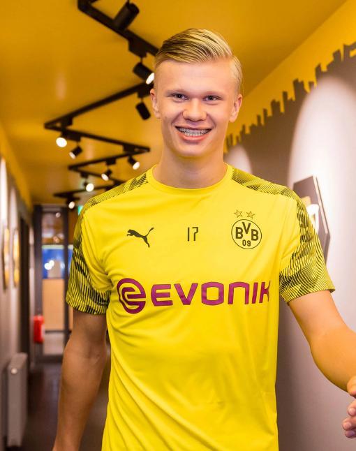 大连英博向上海海港发贺信：祝贺海港夺得2025赛季中超冠军（大连英博致信上海海港：恭贺2025赛季中超夺冠）