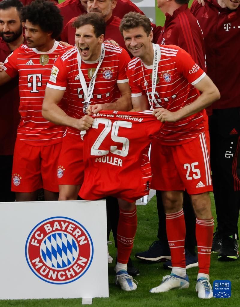 澳超战报：怀特替补造两球，十人阿德莱德联4-1墨尔本城（澳超赛报：怀特替补两次参与破门，十人阿德莱德联4比1击败墨尔本城）