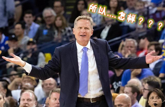 港队主场战新加坡，新加坡球员伤退时担架工作人员忍不住庆祝（港队主场迎战新加坡，担架员在新加坡球员伤退时当场庆祝）