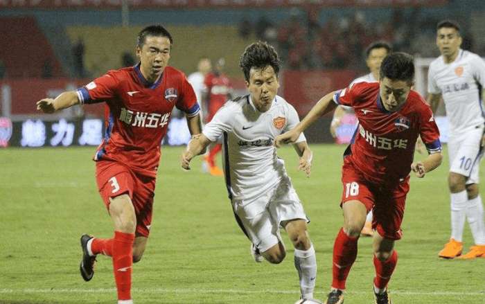 太阳报：英超想本赛季引入裁判摄像头，联盟将要求俱乐部同意（太阳报：英超拟本赛季启用裁判佩戴摄像头，需经各俱乐部同意）